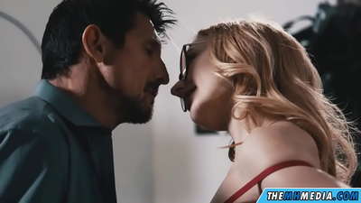 Romantikong pakikipagtalik sa isang slutty blonde