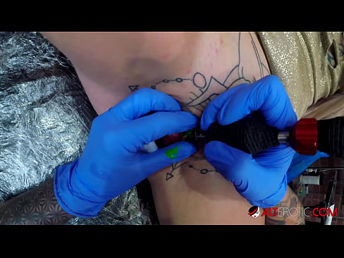 ❤️ Nagpa-tattoo sa kanyang klitoris ang sobrang tattoo na hottie na si Sully Savage ❤❌ Fucking sa amin ❌️